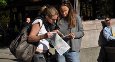 Due donne a Central Park con le maniche corte